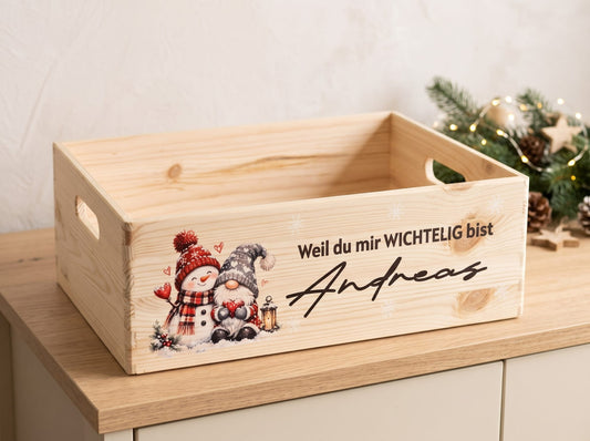 Personalisierte Wichtelkiste aus Holz mit Schneemann und Wichtel sowie dem Schriftzug «Weil du mir WICHTELIG bist», Name Andreas