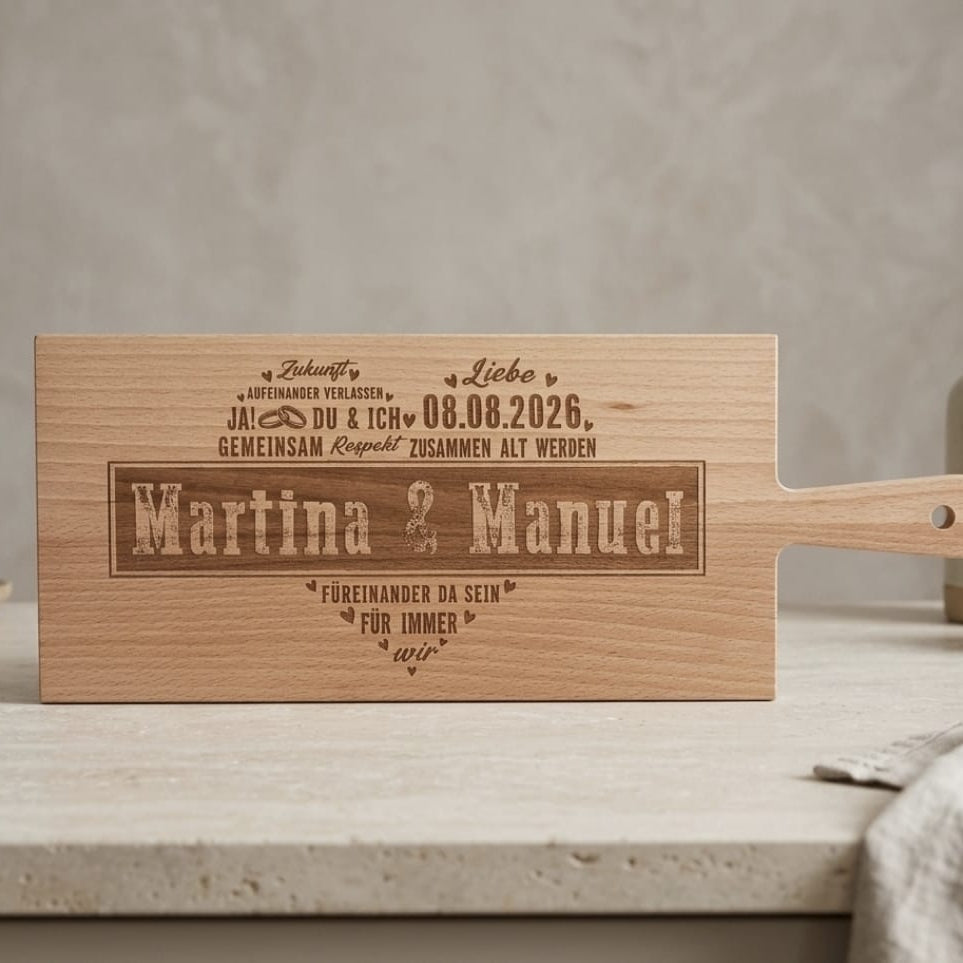 Graviertes Schneidebrett aus Buche als Hochzeitsgeschenk