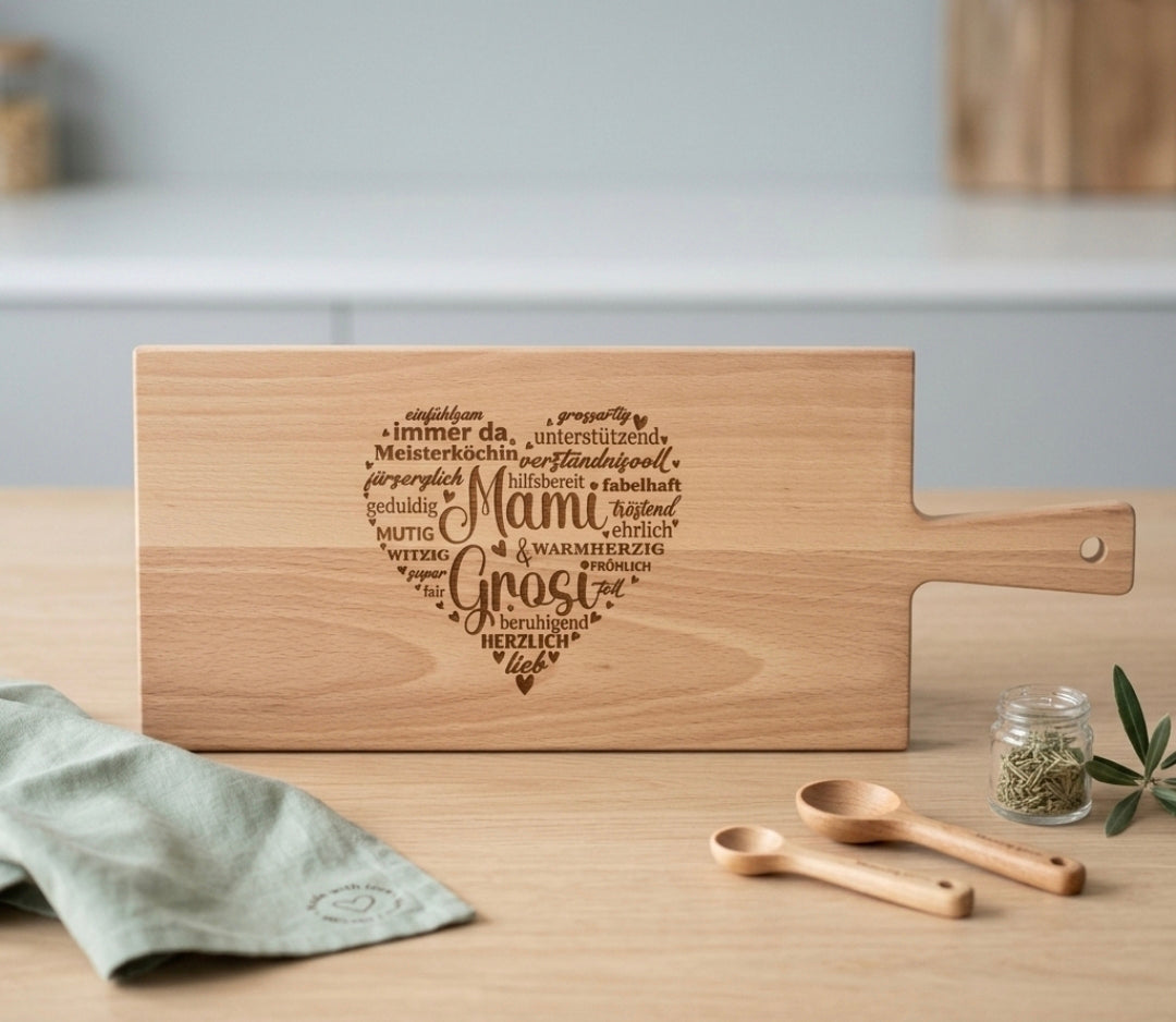 Personalisiertes Holzschneidebrett aus Buchenholz als Geschenk für Grosi's und Mami's – Wortwolke in Herzform mit Gravuren wie 'Meisterköchin', 'Lustig' und 'Herzlich'.