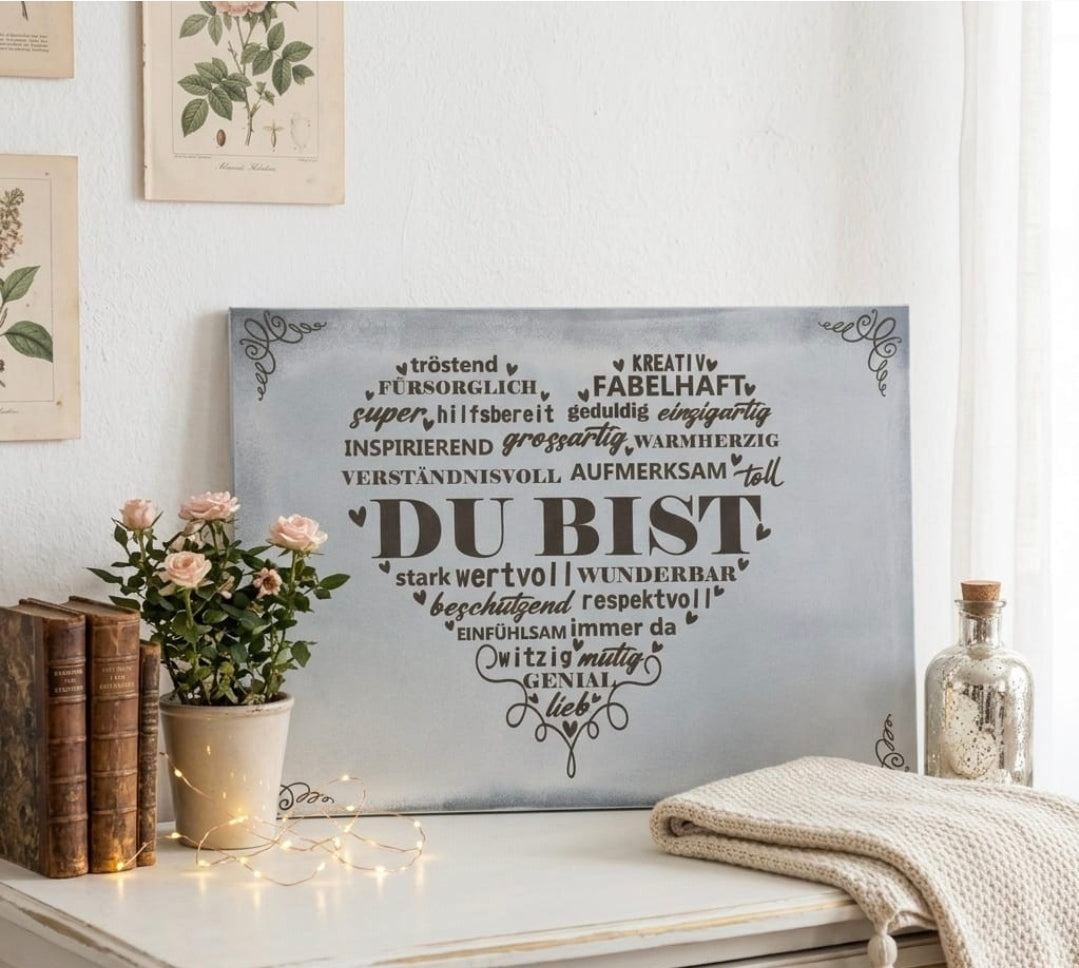 Schild mit Wortwolke-Herz und Spruch ‚DU BIST‘ – Romantisches und personalisiertes Geschenk mit Komplimenten wie ‚Wunderbar‘, ‚Wertvoll‘ und ‚Einzigartig‘. Grauer Shabby-Chic-Hintergrund.