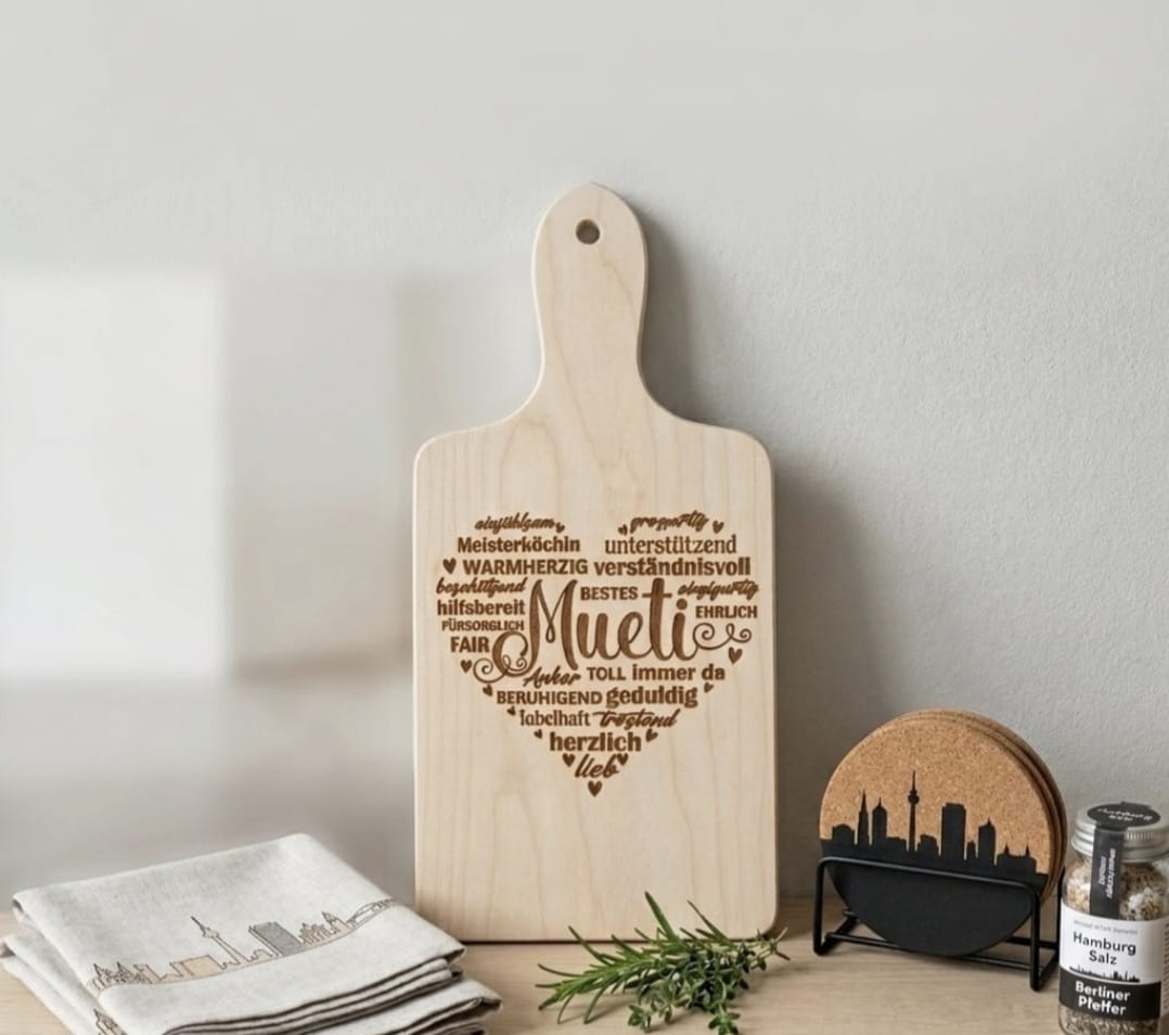 Personalisiertes Holzschneidebrett mit Lasergravur in Herzform. Geschenkidee aus hellem Holz mit liebevollen Begriffen.