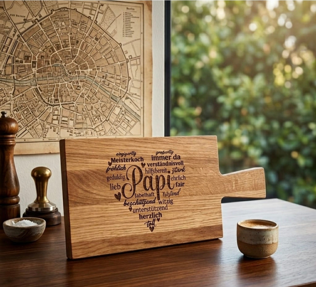 Graviertes Holzbrett 'Papi' – personalisiertes Geschenk aus Eiche.