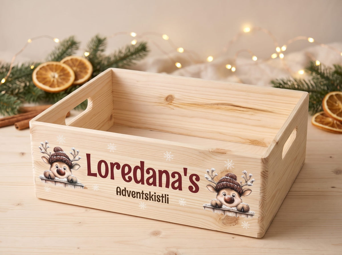 Personalisierte Adventskiste aus hellem Holz mit zwei Rentieren und der Aufschrift «Loredana’s Adventskistli