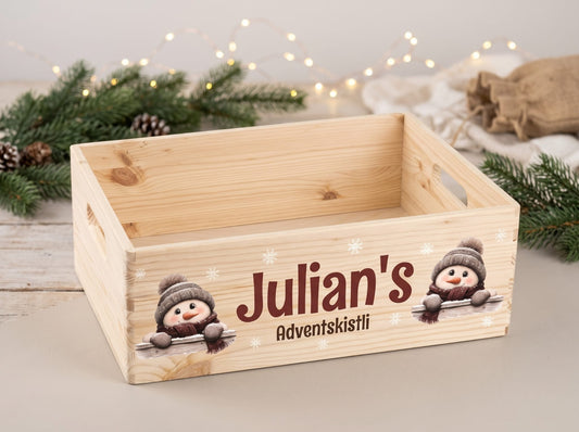 Personalisierte Adventskiste aus hellem Holz mit zwei Schneemännern und der Aufschrift «Julian’s Adventskistli