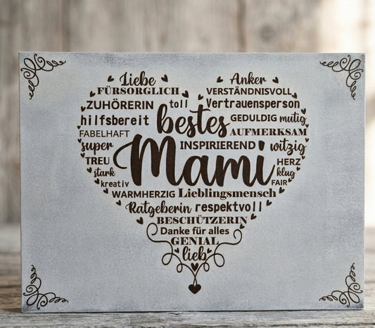 Personalisiertes Geschenk für Mami: Graue Holztafel mit Herz-Gravur und individuellen Komplimenten, dekorativer Aufsteller im Shabby-Chic-Stil für Muttertag oder Geburtstag.
