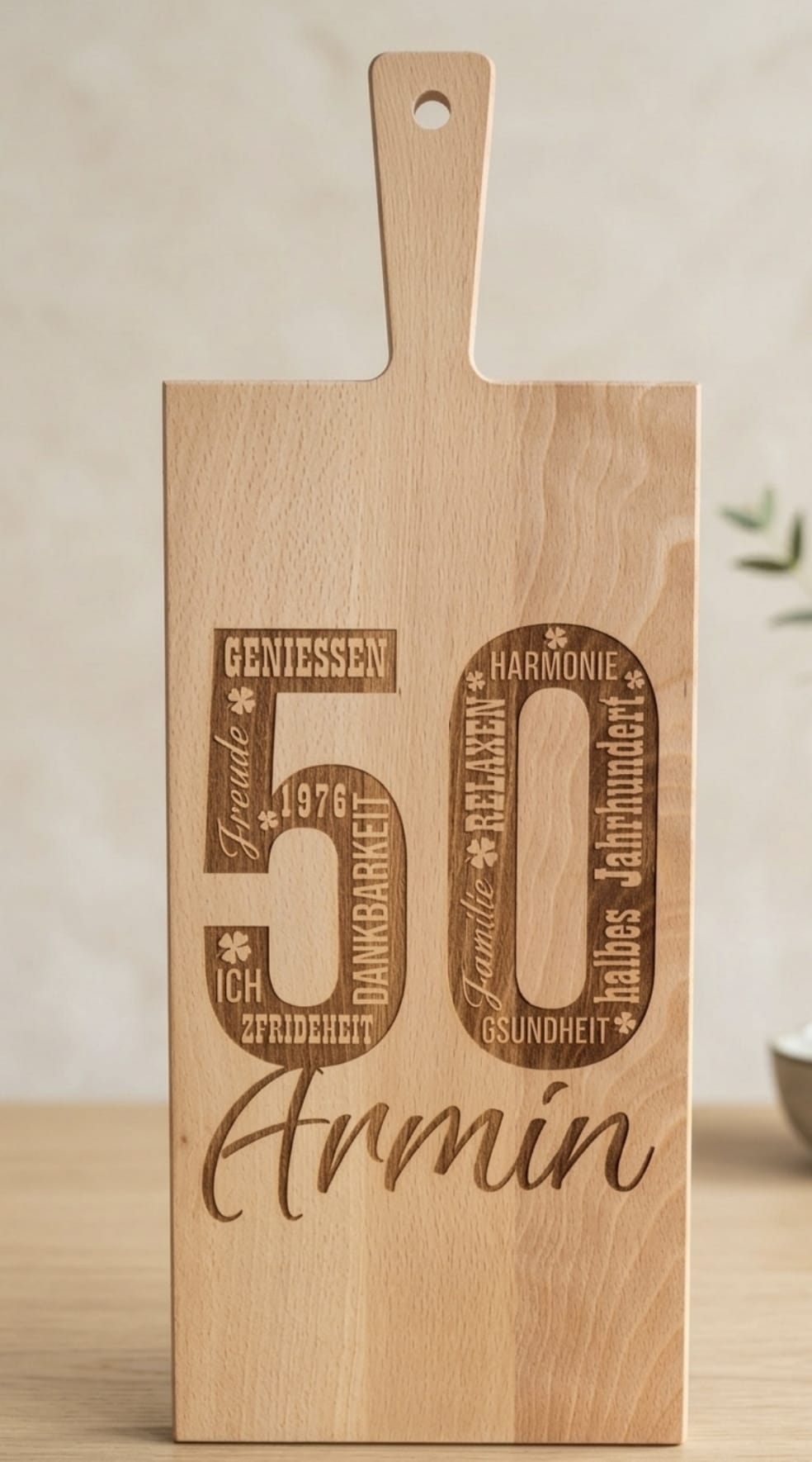 Holzschneidebrett mit Lasergravur zum 50. Geburtstag – individuelles Geschenk mit Name und Wunschwörtern