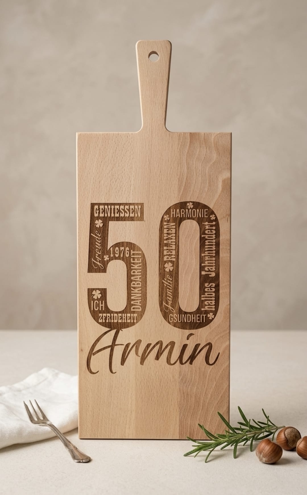 Graviertes Buchenholz-Servierbrett zum runden Geburtstag mit Zahl 50 und persönlichem Namen, 50x19x1.5 cm