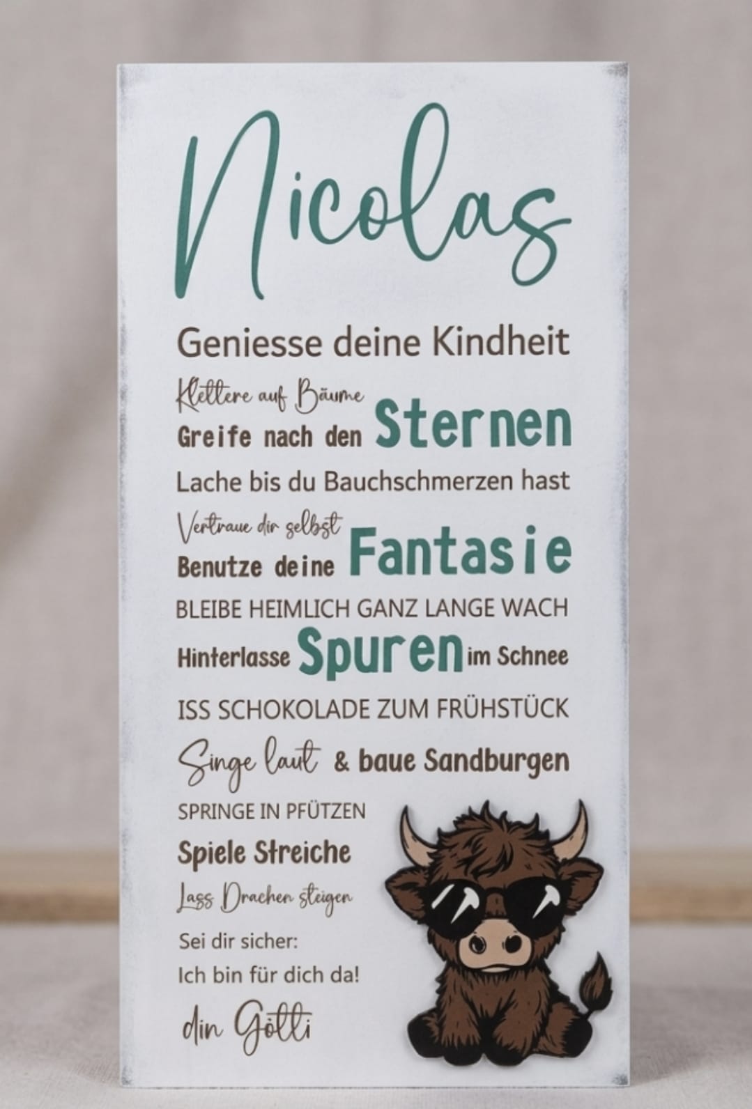 Personalisiertes Kinderschild Shabby Chic mit Hochlandrind mit Sonnenbrille-Sujet, lasergraviert auf Holz – Geschenk zur Taufe oder Geburt, 60 x 30 cm