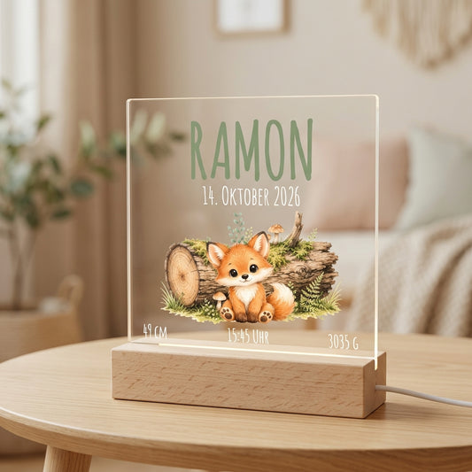 Personalisiertes LED-Nachtlicht mit Fuchsmotiv auf Acrylglasplatte und Buchenholz-Sockel, hier mit Beispielname Ramon auf einem Tisch