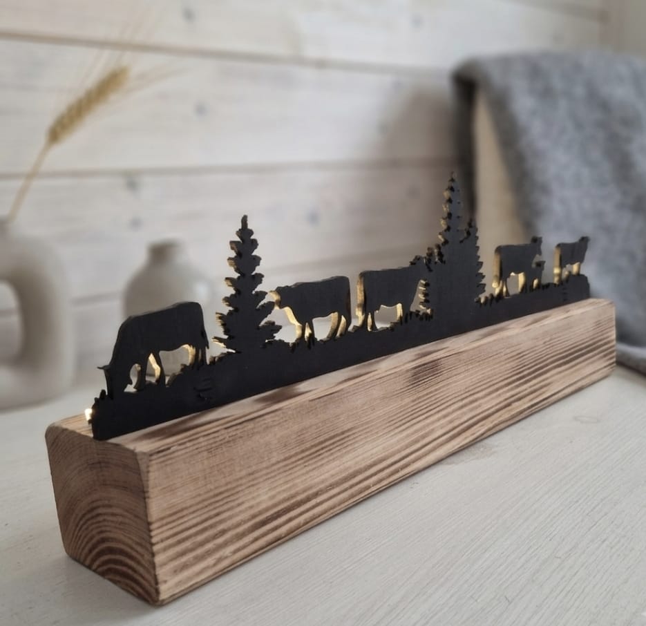 LED Holzbalken beleuchtet – warmweißes LED-Licht hinterleuchtet die Holzsilhouette