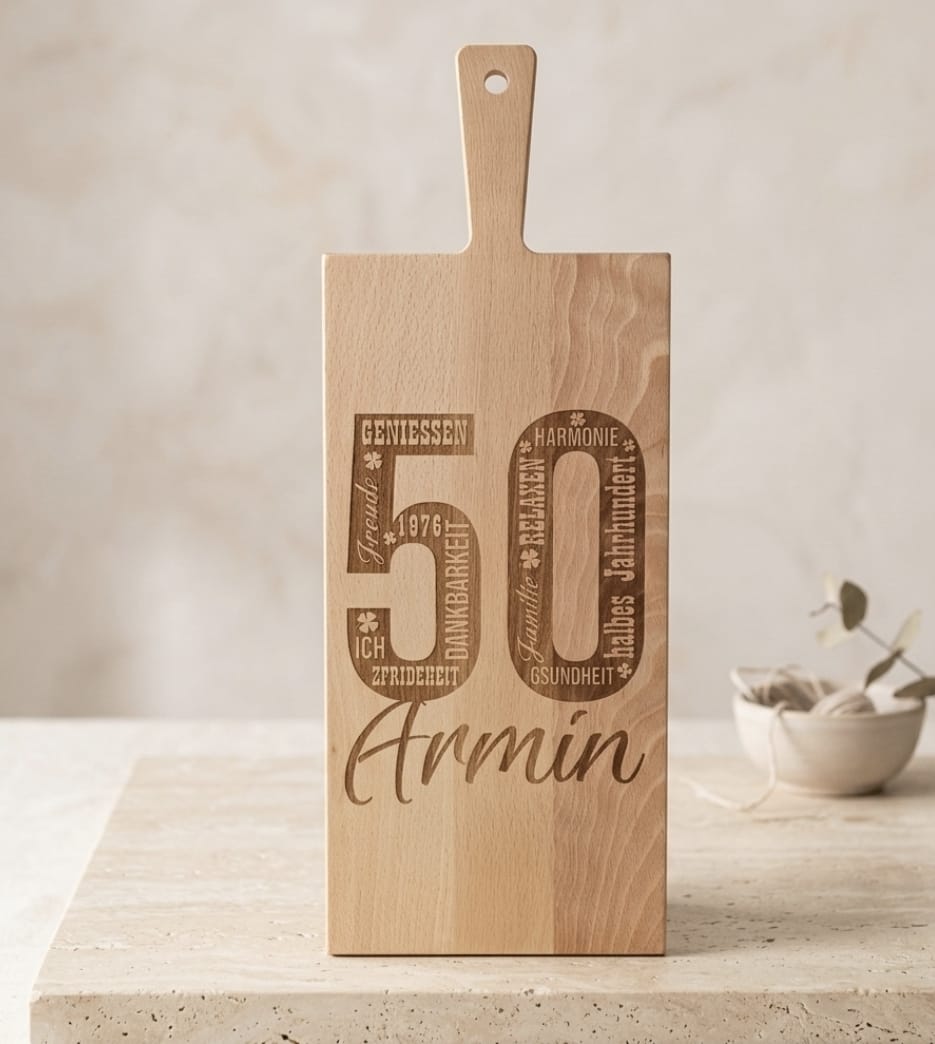Personalisiertes Holzschneidebrett aus Buche zum 50. Geburtstag mit Gravur "Armin" und Jahrgang 1976, 50x19x1.5 cm