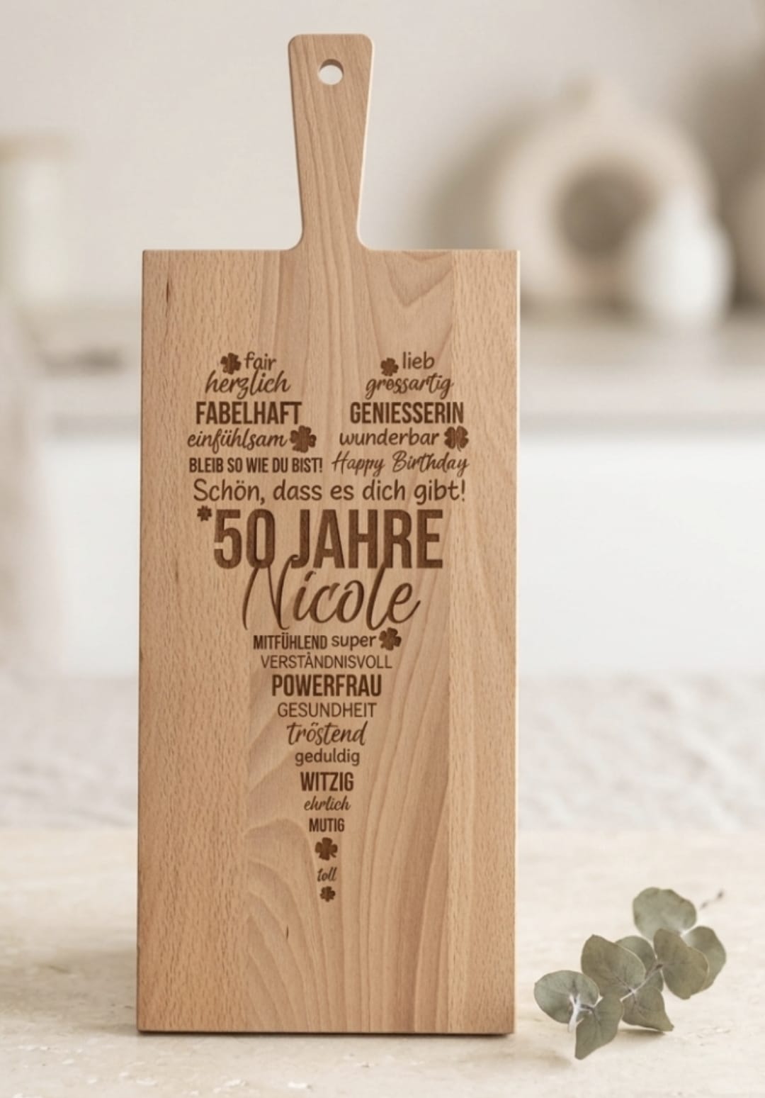 Holzschneidebrett aus Buche mit Lasergravur zum runden Geburtstag 50 Jahre – schmal, 50 x 19 x 1.5 cm, Geschenk aus der Schweiz