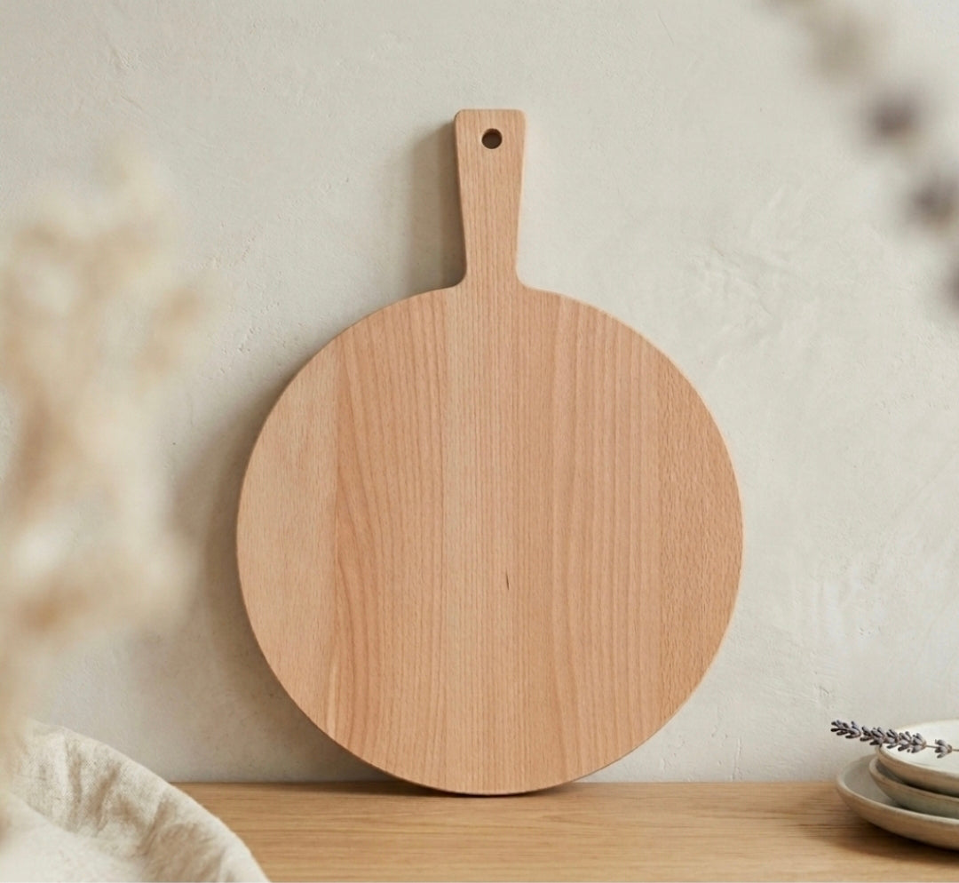Rundes Servierbrett aus Buchenholz Ø 29 cm - personalisierbar mit Gravur, handgefertigt in der Schweiz