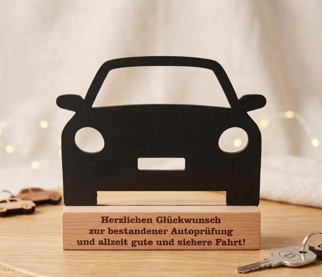 Holz-Aufsteller zur bestandenen Autoprüfung mit persönlicher Gravur, 15x15 cm