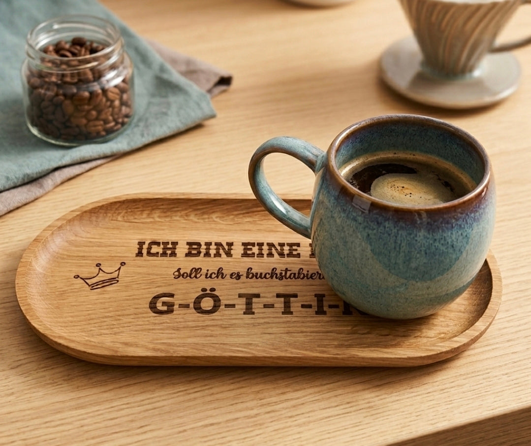 Tasse mit Holz-Unterteller Göttin – Detailansicht Gravur
