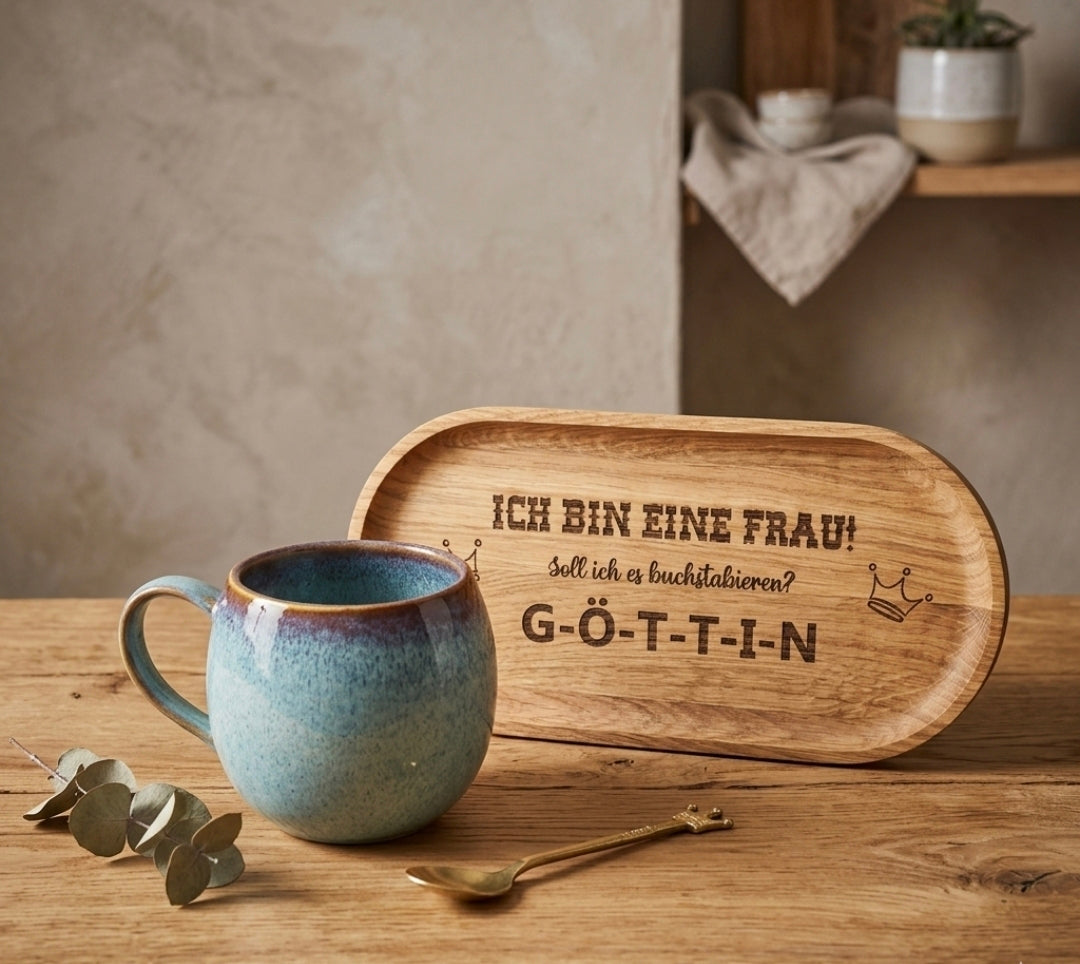 Tasse mit Holz-Unterteller mit Gravur Göttin – 2-teiliges Geschenkset
