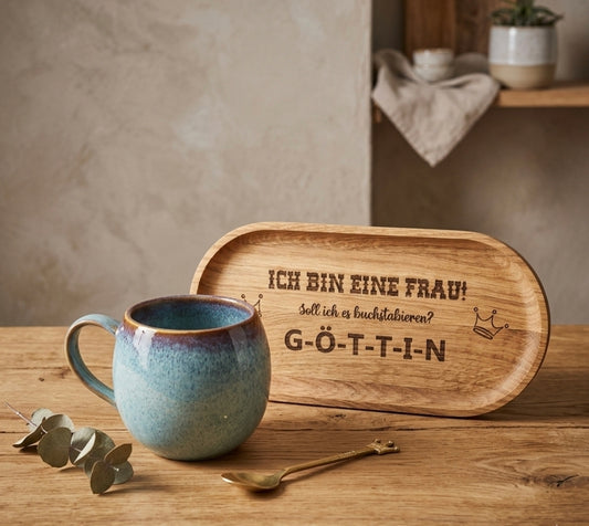 Tasse mit Holz-Unterteller mit Gravur Göttin – 2-teiliges Geschenkset