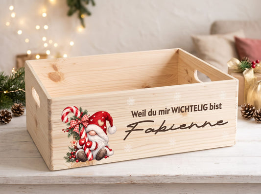 Personalisierte Wichtelkiste aus Holz mit Wichtel, Zuckerstange und dem Schriftzug «Weil du mir WICHTELIG bist», Name Fabienne
