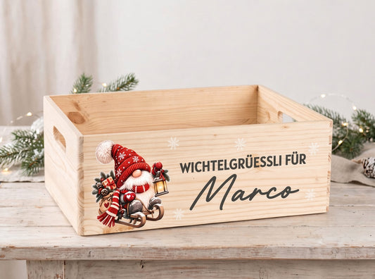 Personalisierte Wichtelkiste aus Holz mit Weihnachtswichtel auf einem Schlitten und der Aufschrift «Wichtelgrüessli für Marco»